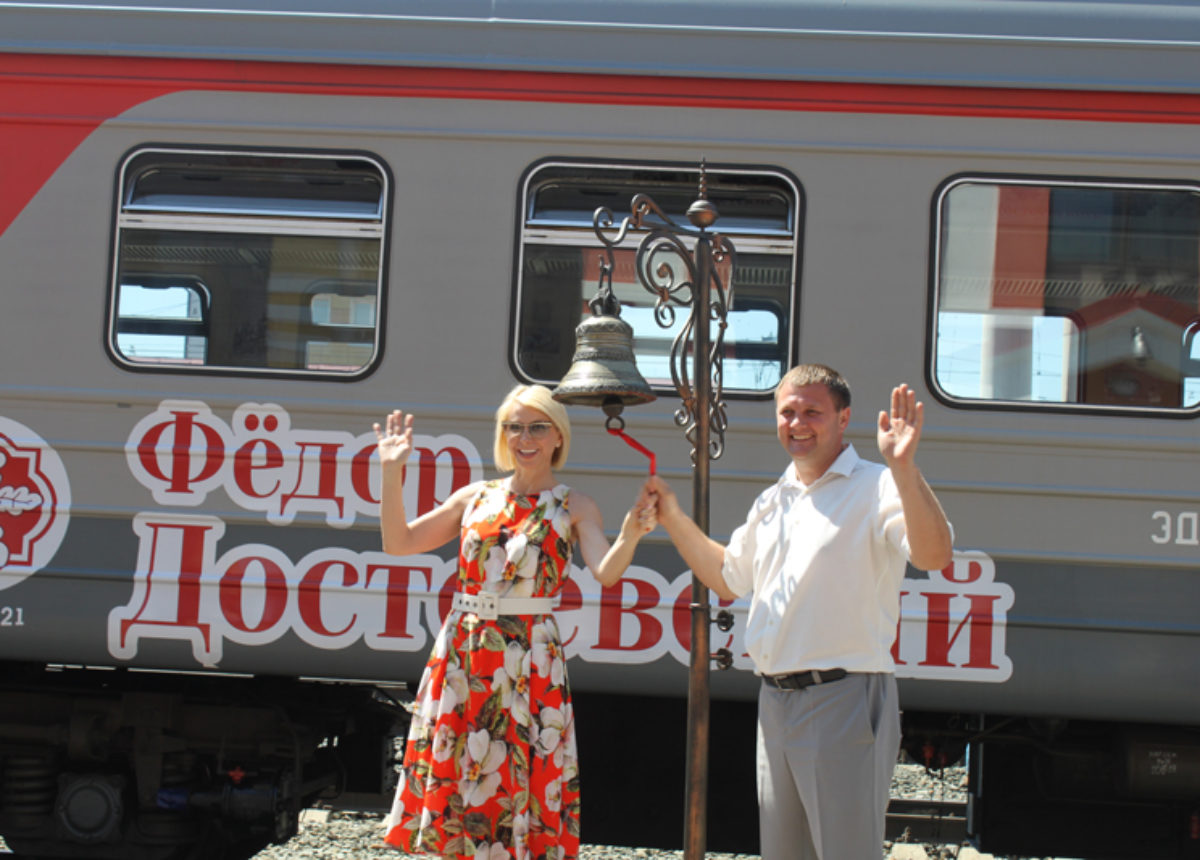 начальник департамента культуры Кузбасса Марина Евса отправляет поезд
